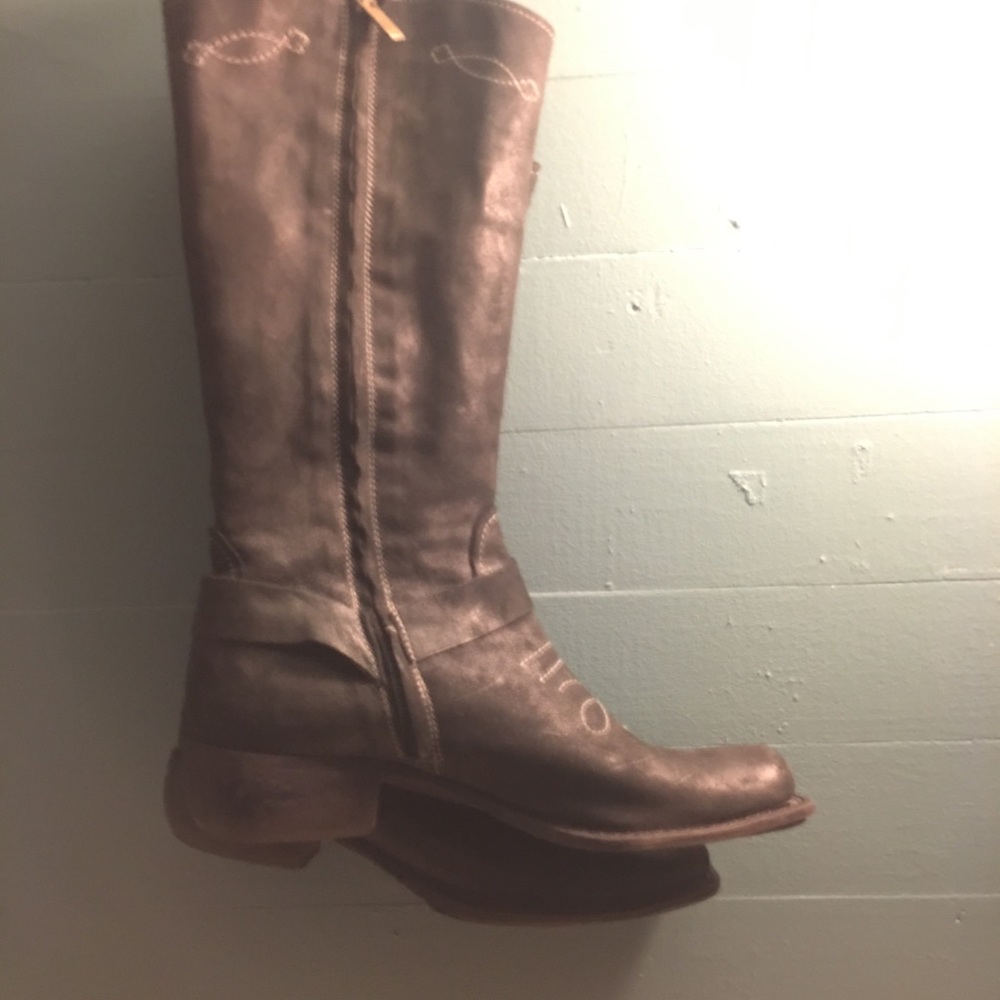 To the knee black leather boots